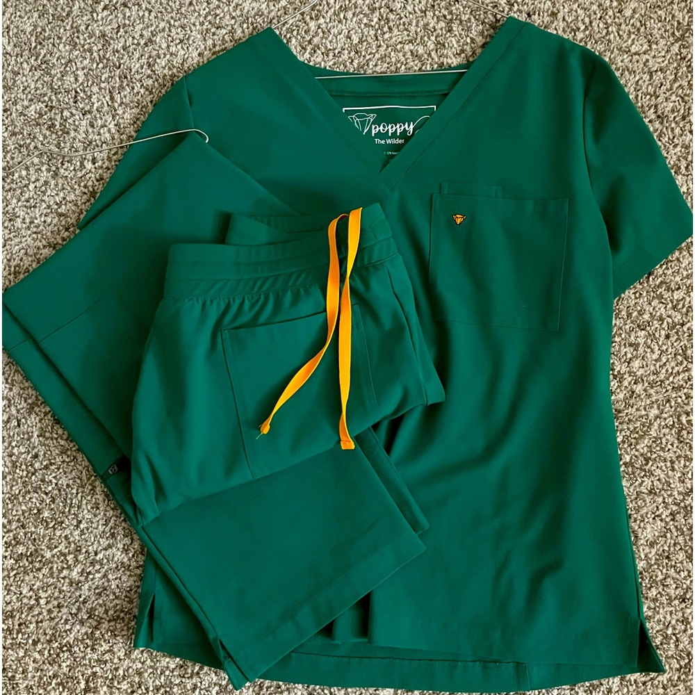 Poppy scrubs set